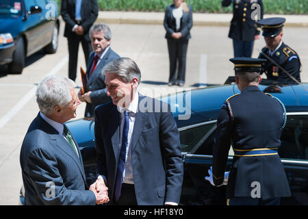 US-Verteidigungsminister Chuck Hagel, begrüßt links, britische Staatssekretär für Verteidigung Philip Hammond, das Pentagon in Arlington, VA., 2. Mai 2013. (U.S. Marine Corps Foto von Sgt. Aaron Hostutler/freigegeben) Treffen im Pentagon 130502-M-EV637-522 Stockfoto