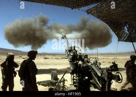 US-Marines mit Batterie M, 3. Bataillon, 11. Marineregiment, 1. Marineabteilung Feuer während Übung Wüste KRUMMSÄBEL an Bord der Marine Corps Air-Ground Combat Center Twenty Nine Palms, Kalifornien 2. Mai 2013 eine M759 High Explosive Runden von einem Leichtgewichtler M777 155mm Haubitze. Übung-Wüste KRUMMSÄBEL wurde durchgeführt, um 1. Marineabteilung erlauben die Möglichkeit, ihre Fähigkeit zur Planung und Durchführung aller Aspekte ihrer Operationen in offensiven und defensiven Szenarien zu erhalten. (Foto: U.S. Marine Corps CPL John Clary 1. Marineabteilung, Bekämpfung der Kamera / veröffentlicht) Übung-Wüste SCIMITAR 130502-M-KL42 Stockfoto