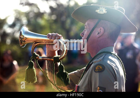 Eine australische Armee Bugler klingt "Letzter Beitrag" am USS Peary Monument während einer Schlacht Korallenmeer Zeremonie, seinen 71. Geburtstag, hier, 3.Mai. Während der Schlacht konnte nicht die Japaner erfassen-Neu-Guinea, Australien von Isolation der Unterstützung der USA zu retten. Die Schlacht war ein Unentschieden, und die Japaner schließlich aufgegeben. Space-Marines und australische Soldat innen Gedenken Schlacht von Coral Sea 130503-M-AL626-0138 Stockfoto