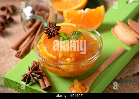 in der Glasschüssel selbstgemachte Orangenmarmelade Stockfoto