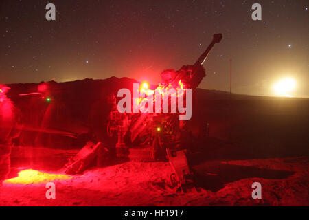 US-Marines mit Batterie M, 3. Bataillon, 11. Marineregiment, 1. Marineabteilung laden ein Leichtgewichtler M777 155mm Haubitze zum Brennen während der Übung Wüste KRUMMSÄBEL an Bord der Marine Corps Air-Ground Combat Center Twenty Nine Palms, Kalifornien 2. Mai 2013.  Übung-Wüste KRUMMSÄBEL wurde durchgeführt, um 1. Marineabteilung erlauben die Möglichkeit, ihre Fähigkeit zur Planung und Durchführung aller Aspekte ihrer Operationen in offensiven und defensiven Szenarien zu erhalten. (Foto: U.S. Marine Corps CPL John Clary 1. Marineabteilung, Bekämpfung der Kamera / veröffentlicht) Übung-Wüste SCIMITAR 130502-M-KL428-125 Stockfoto