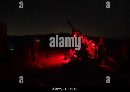 US-Marines mit Batterie M, 3. Bataillon, 11. Marineregiment, 1. Marineabteilung laden ein Leichtgewichtler M777 155mm Haubitze zum Brennen während der Übung Wüste KRUMMSÄBEL an Bord der Marine Corps Air-Ground Combat Center Twenty Nine Palms, Kalifornien 2. Mai 2013.  Übung-Wüste KRUMMSÄBEL wurde durchgeführt, um 1. Marineabteilung erlauben die Möglichkeit, ihre Fähigkeit zur Planung und Durchführung aller Aspekte ihrer Operationen in offensiven und defensiven Szenarien zu erhalten. (Foto: U.S. Marine Corps CPL John Clary 1. Marineabteilung, Bekämpfung der Kamera / veröffentlicht) Übung-Wüste SCIMITAR 130502-M-KL428-119 Stockfoto