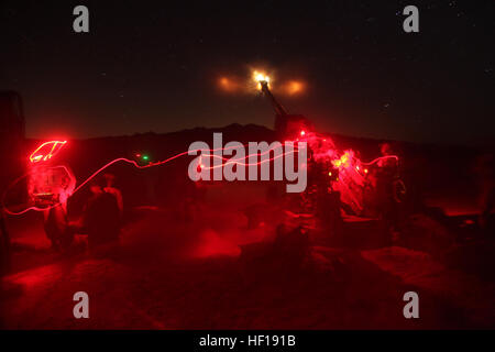 U.S.Marines mit Batterie M, 3. Bataillon, 11. Marineregiment, 1. Marineabteilung Feuer während Übung Wüste KRUMMSÄBEL an Bord der Marine Corps Air-Ground Combat Center Twenty Nine Palms, Kalifornien 2. Mai 2013 eine M759 High Explosive Runden von einem Leichtgewichtler M777 155mm Haubitze.  Übung-Wüste KRUMMSÄBEL wurde durchgeführt, um 1. Marineabteilung erlauben die Möglichkeit, ihre Fähigkeit zur Planung und Durchführung aller Aspekte ihrer Operationen in offensiven und defensiven Szenarien zu erhalten. (Foto: U.S. Marine Corps CPL John Clary 1. Marineabteilung, Bekämpfung der Kamera / veröffentlicht) Übung-Wüste SCIMITAR 130502-M-KL4 Stockfoto