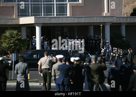 Die Armed Forces Honor Guard trägt die Schatulle des ehemaligen Präsidenten Gerald R. Ford in der St. Margaret’s Episcopal Church in Palm Desert, Kalifornien, als Teil der offiziellen militärischen Ehren und der Vorbereitung der staatlichen Beerdigung. Stockfoto