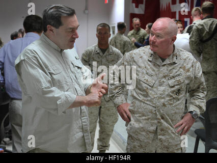 Generalmajor W. Lee Miller Jr., der regionalen Befehl Südwesten Kommandant, Gespräche mit US-Senator Joe Donnelly von Indiana an der NATO-Konferenzraum im Camp Leatherneck, Afghanistan, Mai 4. Donnelly ist Mitglied der Senate Armed Services Committee, besucht mit Militär und Regierung Führer der verschiedenen Länder wie Pakistan und Syrien. US-Senatoren, Kongressabgeordnete Besuch Camp Leatherneck Marines 130503-M-CT526-199 Stockfoto