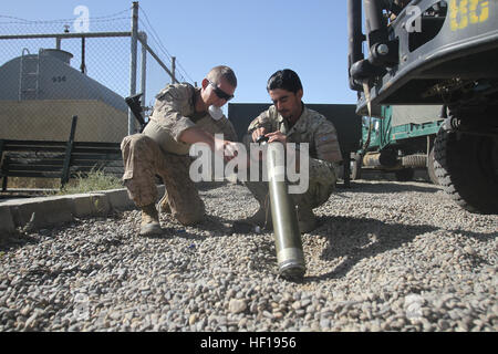 Gunnery Sgt. Justin Robertson, ein West Paducah, Kentucky, und eine explosive Ordnance Entsorgung Techniker mit 2. EOD Kompanie, Combat Logistik-Regiment 2, unterstützt afghanische National Civil Order Police Sergeant First Class Jamal Nasir, eine Explosive Gefahr Verringerung der Kursleiter mit der 7. Brigade ANCOP, bereiten ein mock IED auf eine Patrouille der Brigade Hauptquartier in Lashkar Gah, Provinz Helmand, Afghanistan , Mai 3. Während Nasir und Sergeant zweiter Klasse Najibullah Rasooli den Kurs unterrichten, verantwortet Robertson leiten die beiden effektiv unterrichten. Die Methode, bekannt als "Zug der t Stockfoto