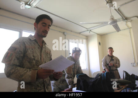 Afghan National Civil Order Police Sergeant First Class Jamal Naisr, links, eine Explosive Gefahr Verringerung der Kursleiter mit 7. Brigade ANCOP gibt einen Zeitraum des Unterrichts für Studenten zum improvisierte Sprengkörpern Hauptquartier der Brigade in Lashkar Gah, Provinz Helmand, Afghanistan, 3.Mai zu finden.  Nasir und Sergeant zweiter Klasse Najibullah Rasooli unterrichten, die Explosive Gefahr Reduktionspfad und Gunnery Sgt. Justin Robertson, ein EOD-Techniker und West Paducah, Kentucky, Native für leiten die beiden effektiv unterrichten verantwortlich ist. Die Methode, bekannt als "Ausbildung der Ausbilder Stockfoto