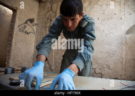 Afghanische Uniformierte Polizei (AUP) Offizier ordnet Beweise Beweise Sammlung Training auf Forward Operating Base Zeebrugge, Kajaki District, Provinz Helmand, Afghanistan, 5. Mai 2013. Das Training getestet die afghanischen Uniformierte Polizei (AUP) Offiziere Fähigkeiten zu sammeln, Foto, und Beweise zu verarbeiten. (Foto: U.S. Marine Corps CPL. Trent A. Randolph/freigegeben) Afghanische uniformierten Polizisten erhalten Beweissammlung training 130505-M-TQ917-064 Stockfoto