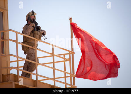 U.S. Marine Corps Lance Cpl. William Backus aus Murfreesboro, Tennessee mit 2. Bataillon, 8. Marines (2/8), Regimental Combat Team 7 bietet Sicherheit in einem Mörser-Bereich in der Nähe von Camp Shorabak, Provinz Helmand, Afghanistan, 5. Mai 2013. Die Marines mit 2/8 zur Verfügung gestellten Sicherheit für die Regionalschule Corps Bataillon-Instruktoren, die ANA-Soldaten zu verbessern ihre Sprachkenntnisse durch das 60 mm Mörser Waffensystem ausgebildet. (U.S. Marine Corps Foto von Staff Sgt. Hesekiel R. Kitandwe/freigegeben) Fox Company bieten 2 bis 8 Marines Sicherheit 130505-M-RO295-296 Stockfoto