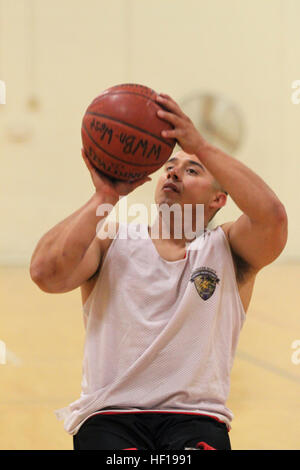 Sgt. Eric Rodriguez aus Los Angeles, schießt den Ball während der All-Marine Krieger Spiele Team-Trainingslager.  Das Trainingslager wird die Marine-Athleten für 2013 Krieger Spiele vorbereiten. Die Krieger-Spiele ist ein Paralympischen Stil Wettbewerb, Verwundeten, Kranken und verletzten Soldat innen Fähigkeiten durch sportlichen Wettkampf zu erheben. Die vierte jährliche Krieger Spiele wird am Olympiastützpunkt und Air Force Academy in Colorado Springs, Colorado, 10-16 Mai stattfinden.  Sportler haben die Möglichkeit, konkurrieren im Rollstuhl-Basketball, Volleyball, Leichtathletik, Schwimmen, Radfahren, schießen und Stockfoto