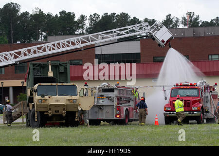 US-Armeesoldaten aus der 108. Chemical Company, S.C Army National Guard aus North Charleston, SC, teilnehmen an eine gemeinsame Masse Dekontamination Betrieb mit Hampton County Fire and Rescue in Varnville, S.C. zur Unterstützung von glühender Sentry, 18. Mai 2013. Die S.C.-Nationalgarde partizipiert an einer großen NORAD und USNORTHCOM Übung namens glühender Sentry, 17.-21. Mai 2013.  Es geht um ein Szenario eines Hurrikans, die South Carolina Küste, erfordert mehr als 1.500 Mitglieder der Nationalgarde S.C. Praxis Katastrophe Gegenmaßnahmen und Koordinationsverfahren auffällig.  (US-Arm Stockfoto