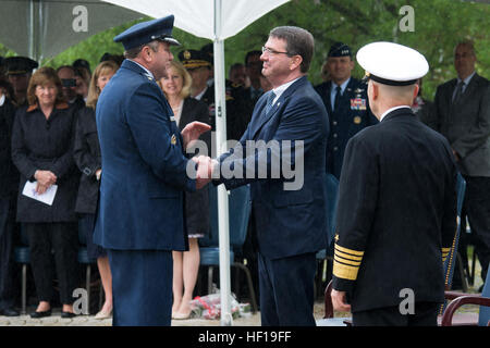 Air Force General Philip Breedlove der neue Kommandeur des US European Command Hände schüttelt, stellvertretender Verteidigungsminister Ash Carter während der ehemalige Kommandant, Admiral James Stavridis blickt auf, während ein Nieselregen bei der Änderung der Befehl Zeremonie für US European Command, uns EUCOM, 10. Mai 2013 auf Patch Barrack Washington Square, Air Force General Philip Breedlove übernahm das Kommando des EUCOM von Admiral James Stavridis in den Ruhestand. (US Armee-Foto von Martin Greeson) (Freigegeben) EINGEGRENZTEN alle Hände 130510-A-YI962-300 Stockfoto