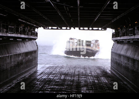 070105-M-6412J-098 Atlantik (5. Januar 2006) - A Landing Craft Luftkissen (STERNS) tritt gut Deck der amphibischen Angriff Schiff USS Bataan (LHD-5), mit Fahrzeugen und Truppen zu 26. Marine Expeditionary Unit (MEU 26). Das Onload ist in Vorbereitung für einen Einsatz zur Unterstützung der globalen Krieg gegen den Terrorismus. US Marine Corp Foto: Lance Cpl. Patrick M. Johnson-Campbell (freigegeben) US Navy 070105-M-6412J-098 A Landing Craft Luftpolster STERNS tritt nun Deck des amphibischen Angriff Schiff USS Bataan LHD 5, mit Fahrzeugen und Truppen, 26. Marine Expeditionary Unit 26 MEU zugeordnet Stockfoto