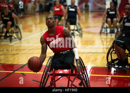 130512-N-BA418-393 COLORADO SPRINGS, Colorado (12. Mai 2013) Marine Sgt. Anthony McDaniel, von Pascagoula, Mississippi, Laufwerke in den Warenkorb in einem Spiel gegen die Marine Küstenwache-Team bei den 2013 Krieger spielen. Mehr als 200 Verletzte, konkurrieren Kranken und verletzten Soldat innen und Veteranen sowie ein internationales Team aus dem Vereinigten Königreich, in den US Olympic Training Center und die US Air Force Academy. Der Wehrdienst mit den meisten Medaillen gewinnt der Vorsitzende Cup. (Foto: U.S. Navy Mass Communication Specialist 2. Klasse Andrew Johnson/freigegeben) 2013 Krieger Spiele (Imag Stockfoto