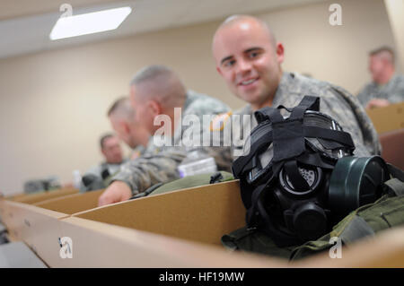 Eine Gasmaske M41 setzt neben Kentucky nationalen Gardisten Sgt. Craig Probus, ein Team Leader Asigned, 1103rd Military Police Company während der Lehr Teil der schützenden Assessment Teststation (PATS) Montag, 13. Mai 2013, auf gemeinsame Basis McGuire-Dix-Lakehurst, N.J. Die PATS Übung war Teil der 1103rd vor Mobilisierung Ausbildung im Dienst der Operation Enduring Freedom in Afghanistan und hilft der Service-Mitglieder in einem chemischen, biologischen, radiologischen Vorfall zu schützen. (Kentucky Nationalgarde Foto von Sgt. David Bolton/freigegeben) Sicherung der perfektes Passform 130513-Z-WA628-00 Stockfoto