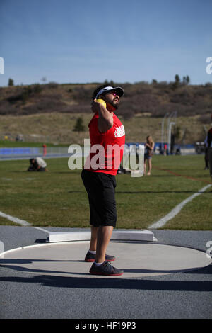 Marine Veteran CPL. Manuel Jimenez von New Britain, Connecticut, bereitet das Kugelstoßen während 2013 Krieger Spiele Leichtathletik Events an Bord der U.S. Air Force Academy, 14. Mai 2013 zu werfen. Jimenez, 24, erlitt schwere Verletzungen, während in Mardscha, Afghanistan bereitgestellt. Jimenez konkurrieren auch Radfahren und schwimmen. Die Krieger-Spiele sind ein Paralympic-Style-Wettbewerb für verwundete, kranke oder verletzte Service-Mitglieder oder Veteranen des amerikanischen und britischen Streitkräften. Marine-Team macht gewinnende Sprint in Richtung ChairmanE28099s Cup im Jahr 2013 Krieger Spiele 130514-M-AG000-007 Stockfoto