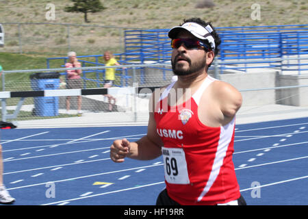 Marine-Veteran CPL. Manuel Jimenez von New Britain, Connecticut, sprintet in der letzten Runde der 1500m Oberkörper Behinderung Finals auf dem 2013 Krieger Spiele Leichtathletik-Event an Bord der U.S. Air Force Academy, 14. Mai 2013. Jimenez von New Britain, Connecticut, den ersten Platz in der Konkurrenz eine Goldmedaille. Die oben genannten, die die amputierten Arm verletzt wurde, während in Mardscha, Afghanistan bereitgestellt. Er wird auch im Radfahren und Schwimmen während der Spiele zu konkurrieren. Die Krieger-Spiele sind ein Paralympic-Style-Wettbewerb für verwundete, kranke oder verletzte Service-Mitglieder oder Veteranen des amerikanischen und britischen Streitkräften. Mari Stockfoto