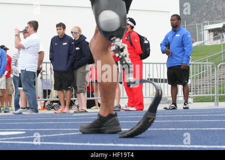 CPL. Marcus Chischilly, mit verwundeten Krieger Bataillon West, sprintet in Richtung Ziellinie während der 1500m unterhalb der Knie Behinderung Finale beim 2013 Krieger Spiele Leichtathletik Event an Bord der U.S. Air Force Academy, 14. Mai 2013. Chischilly, 26, aus Phoenix, wurde verletzt, während in der Provinz Helmand, Afghanistan bereitgestellt. Er wird auch im Rollstuhl-Basketball und Radfahren antreten. Die Krieger-Spiele sind ein Paralympic-Style-Wettbewerb für verwundete, kranke oder verletzte Service-Mitglieder oder Veteranen des amerikanischen und britischen Streitkräften. Marine-Team macht gewinnende Sprint in Richtung ChairmanE28099s Cup während der Stockfoto