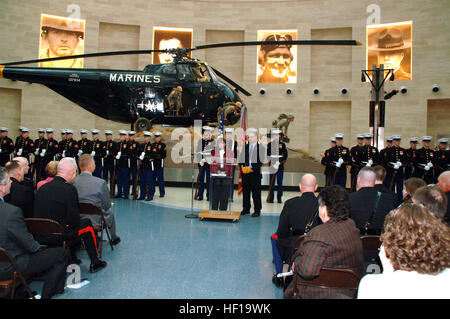 070112-M-1590O-012 Quantico, Virginia (12. Januar 2007) - Deb Dunham, die Mutter von CPL. Jason L. Dunham, spricht die Zielgruppe, die Teilnahme an der Verleihung der Medal Of Honor Flagge zu Ehren ihres Sohnes im Marine Corps Museum. Dunham starb im Bethesda Naval Hospital in Bethesda, Maryland, von Verletzungen, bei der er seinen Körper Schild Kollegen Marines über die Granatenexplosion einer in Husaybah, Irak. US Marine Corps Foto von Lance CPL Anthony L Ortiz (freigegeben) US Navy 070112-M-1529O-012 Deb Dunham, die Mutter von CPL. Jason L. Dunham, spricht die Zielgruppe, die Teilnahme an der Medal Of Honor Flag presen Stockfoto