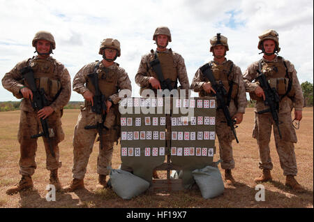 (von links nach rechts) Stellen Sie PFC. Justin Oates, Pfc. Joshua Crawford, Lance Cpl. Jeff Doherty, Lance Cpl. Jeremy Coulon und Lance Cpl. Brendan Young, alle mit Waffen Platoon, Lima Company, 3. Bataillon, 3. Marine Regiment, Marine Drehkraft - Darwin, neben ihr Ziel gemacht aus Spielkarten nach dem Gewinn einer Poker-Shooting, hier, 16.Mai. Diese Marines erschossen die besten Poker-Hände während des Wettbewerbs. MRF-D Marines halten Pokerface im Wettbewerb schießen 130516-M-AL626-0275 Stockfoto