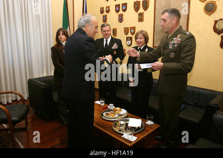 070119-M-6412J-037 Palermo, Sizilien (19. Januar 2007) - Kommandierender Offizier, 26. Marine Expeditionary Unit, Oberst Gregg A. Sturdevant, gibt stellvertretender Kommandeur Harbor Master Office Giuseppe Zaccaria, die UnitÕs Münze. Die Marines und Matrosen an Bord der amphibischen Angriff USS Bataan (LHD-5) machte einen Anschluss nach Palermo, Sizilien im Rahmen ihrer aktuellen Bereitstellung zur Unterstützung der globalen Krieg gegen den Terrorismus zu besuchen. Foto: Lance Cpl. Patrick M. Johnson-Campbell (freigegeben) US Navy 070119-M-6412J-037 Kommandierender Offizier, 26. Marine Expeditionary Unit, Oberst Gregg A. Sturdevant, US Marine Corp gibt Assistent Stockfoto