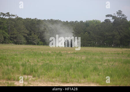 Eine amphibische Fahrzeug fährt in Richtung Landing Zone Albatros während einer Übung an Bord der Marine Corps Base Camp Lejeune, North Carolina, 18. Mai 2013. Die AAV abgeholt Marines mit 1. Bataillon, 8. Marine Regiment, die die Nacht an Bord der USS Bataan in Vorbereitung für größte amphibische Übung 2. Marine-Division seit Beginn des Krieges in Afghanistan verbracht. "Folge mir" Division betreibt größte amphibische Übung seit Krieg 130518-M-JR212-060 Stockfoto