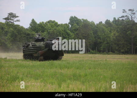 Eine amphibische Fahrzeug fährt in Richtung Landing Zone Albatros während einer Übung an Bord der Marine Corps Base Camp Lejeune, North Carolina, 18. Mai 2013. Die AAV abgeholt Marines mit 1. Bataillon, 8. Marine Regiment, die die Nacht an Bord der USS Bataan in Vorbereitung für größte amphibische Übung 2. Marine-Division seit Beginn des Krieges in Afghanistan verbracht. E28098Follow MeE28099 Division betreibt größte amphibische Übung seit Krieg 130518-M-JR212-064 Stockfoto