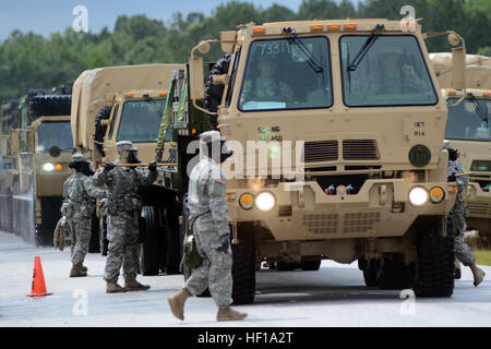 US Army National Guard Soldaten mit der 108. Chemical Company aus North Charleston, SC Army National Guard, dekontaminieren einen Konvoi von simulierten kontaminierten Fahrzeuge während einer leidenschaftlichen Sentry-Übung in Ridgeland, SC, 19. Mai 2013 statt. Ein simulierter kontaminierten Konvoi ist durch die 108. Dekontamination Platoon dekontaminiert, vor dem Eintrag bis hin zur Verteilung an Nahrungs- und Wasservorräte benötigt für die Zivilbevölkerung nach einer Naturkatastrophe abholen dürfen. S.c. National Guard ist die Teilnahme an einer großen NORAD und USNORTHCOM gesponsert Trainingsübung genannt glühender Sentry, Mai 17 Stockfoto