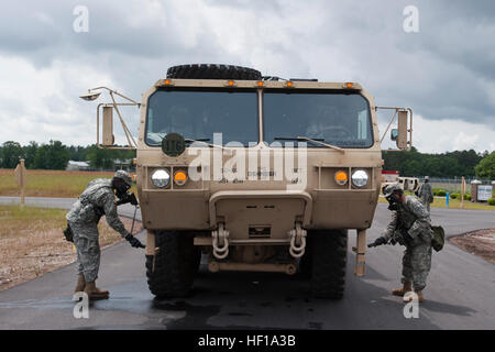 US-Soldaten, 108. Chemical Company, S.C. Army National Guard zugewiesen verwenden Strahlung Detektoren, um schädlichen Gamma und Beta-Strahlung auf kontaminierten Fahrzeuge während des Trainings glühender Sentry in Ridgeland, SC, 19. Mai 2013 zu finden. Glühender Sentry ist ein NORAD und unter der Regie von US Northern Command USNORTHCOM Übung mit Schwerpunkt auf Verteidigung Unterstützung der zivilen Behörden als Reaktion auf simulierte Wetter, Sicherheit und Katastrophenschutz Eventualitäten. Glühender Sentry ist in erster Linie eine Stabsrahmenübung, wurden mehrere Field Training Veranstaltungen an verschiedenen Orten innerhalb des USNORTHCOM Bereich o durchgeführt. Stockfoto