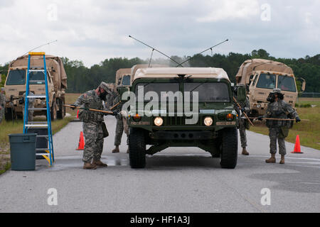 Soldaten der US Army National Guard, mit der 108. Chemical Company aus North Charleston, SC Army National Guard, verwenden Mops und Reinigungsgeräte um Fahrzeuge der Strahlung bei glühender Sentry Übung zu entfernen in Ridgeland, SC, 19. Mai 2013 statt. Ein simulierter kontaminierten Konvoi wird von der 108. Dekontamination Zug verarbeitet, vor dem Eintrag bis hin zur Verteilung an Nahrungs- und Wasservorräte benötigt für die Zivilbevölkerung nach einer Naturkatastrophe abholen dürfen. S.c. National Guard ist die Teilnahme an einer großen NORAD und USNORTHCOM gesponsert Trainingsübung genannt glühender Sentry, Mai 17-21, Stockfoto