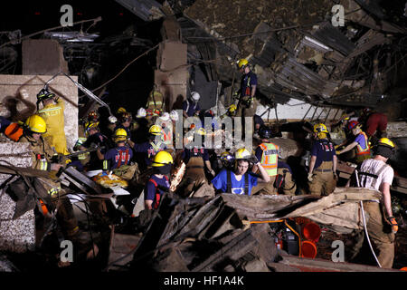 Oklahoma Nationalgarde Soldaten und Piloten reagieren auf einem verheerenden Tornado, der durch Moore, Oklahoma, 20. Mai 2013 gerissen. Oklahoma Tornado Antwort 130520-Z-VF620-3562 Stockfoto