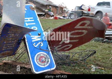 A verdreht Schild aus SW 6th und Telefon Straße landete im Vorgarten des 137. Air Refueling Wing Oklahoma Air National Guard Mitglied, Master Sgt. Cherry Bina.  Bina Haus wurde während der massiven Tornado zerstört, die durch Moore Oklahoma, am 20. Mai 2013 gerissen.  (Foto: U.S. Air Force Senior Airman Mark Hybers) Oklahoma erholt sich nach verheerenden Tornado EF-5 (8787943558) Stockfoto