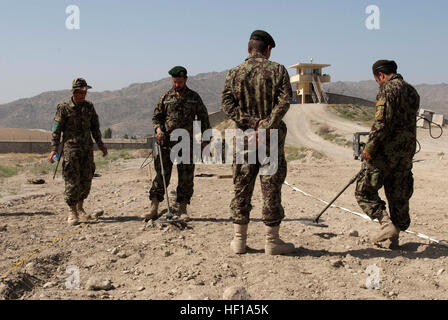 Afghanische Soldaten mit dem 201. Corps, Afghan National Army, betreiben einen Metalldetektor während ein Zähler improvisierte Explosive Vorrichtung (IED) trainieren die Trainer Kurs auf Forward Operating Base Gamberi in Provinz Laghman, Afghanistan, 21. Mai 2013. Die Soldaten gelernt, betreiben Sie das Gerät, und navigieren durch eine Ausbildung Lane, IED zu finden. Die Absolventen dieses Kurses ermöglicht die 201. Corps erweitern ihre Zähler IED Bemühungen und das afghanische Volk vor den Feinden von Afghanistan zu schützen.  (US Army National Guard Foto von 1st Lt. Sam Otto/freigegeben) ANA Soldaten kompletten Zug der Stockfoto