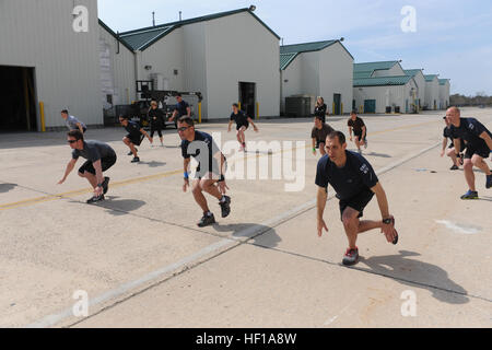 WESTHAMPTON BEACH, NY - die 103. Rescue Squadron tun einige laufen und springen Übungen unter der Aufsicht von zertifizierten körperliche Fitness Trainiers aus dem Hospital for Special Surgery (HSS) Human Performance-Optimierung Programm (HPO).   (New York Air National Guard / Master Sergeant Cheran Cambridge / veröffentlicht) 103. Rescue Squadron und der Hospital for Special Surgery nehmen Fitness auf einer anderen Ebene 140422-Z-ZZ999-001 Stockfoto