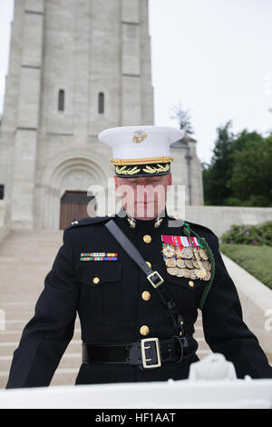 Colonel Roger Turner, Kommandierender Offizier der 5. Marineregiment, 1. Marineabteilung spricht während der Memorial Day Zeremonie an der Basis der Belleau Wood Memorial Chapel, Mai 26. Beschriftet werden die Namen von 1.060 vermissten Soldaten und Marines an den Wänden der Gedächtniskapelle, 1930 von der American Battle Monuments Commission in Auftrag gegeben. (Offizielle Marinekorps Foto: CPL. Daniel A. Wulz) 5. Marines teilnehmen in Belleau Wood Memorial Ceremony 130526-M-PD728-559 Stockfoto