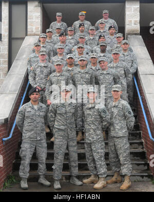 Wettbewerbsteilnehmer Texas militärische Kräfte am besten Krieger mit eingetragenen Führungskräften, bei Camp Swift, in der Nähe von Bastrop, Texas, 8. Februar 2013. Die Gelenk-Service Wettbewerb bestand aus Mitgliedern der Texas Army und Air National Guards. Enthalten in der Fotografie, in der letzten Zeile Command Chief Master Sgt. Kevin O'Gorman, Texas Air National Guard senior verpflichtete Berater, Command Sergeant Major Bradley C. Brandt, Texas Streitkräfte Senior verpflichtete Berater und eingetragenen Berater Command Sergeant Major Richard Milford, Texas Army National Guard. (Foto der Nationalgarde von Sgt. 1. Klasse GESEG Stockfoto