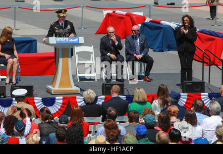 Militärangehörige nehmen am 27. Mai 2013 an einer Gedenkfeier im Intrepid Sea, Air and Space Museum in New York teil, in der sie den Dienst und die Opfer von aktiven Dienst- und Reservemitgliedern im Großraum New York City hervorheben. Stockfoto