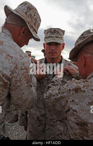 Ersten Lt. Stefan Milan, ein Brooklyn, N.Y., native und Assistent zukünftige Operationsoffizier mit Sitz und Unterstützungskompanie, Combat Logistik-Bataillon 6, 2. Marine Logistics Group, pins auf den Rang eines First Lieutenant während einer Promotion-Zeremonie in Twentynine Palms, Kalifornien, 27. Mai 2013. Mailand Stand auf einem windgepeitschten Berg und bekräftigte seinen Amtseid am Rande der Operation Enduring Freedom bereitstellen. Brooklyn Native bekräftigt Eid vor der Bereitstellung 130527-M-ZB219-012 Stockfoto