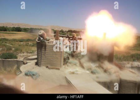 Ein Afghan National Army Soldat feuert ein SPG-9, eine made in Russia rückstoßfreie Waffe, an bekannten Taliban-Positionen von einem Dach auf Basis einer Patrouille in der grünen Zone in Sangin Distrikt, Provinz Helmand, Afghanistan, Mai 29. Afghan National Army Major General Wasea, die 2. Brigade, 215. Korps Kommandierender general und seine Amtskollegen der afghanischen nationalen Sicherheitskräfte geplant und gestartet Betrieb Aoqad Se Hasht [38 Adler] Taliban-Kämpfer aus Sangin schieben.  Der Betrieb hat fast eine Woche erstreckte, während die ANSF konterte unprovozierte Angriffe, sammelte die Initiative und erweiterte aus mehreren posi Stockfoto