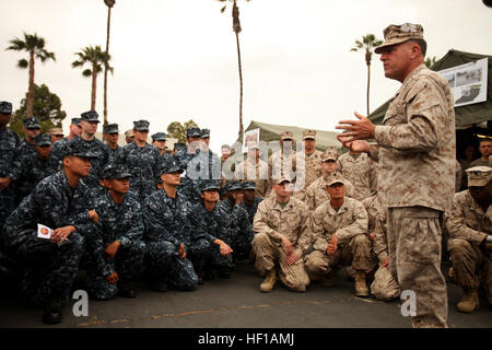 Brigadegeneral John J. Broadmeadow, Kommandierender general, 1st Marine Logistics Group befasst sich mit der Marines und Matrosen, die in der ersten öffentlichen mass Casualty Drill an Bord Camp Pendleton, Kalifornien, 5. Juni 2013 teilgenommen haben. Marines und Segler zeigten ihre Notfallhilfe können an mehrere Freunde und Familien, die die Veranstaltung besucht. 1. medizinische Bataillon führt erste öffentliche mass Casualty Bohrer 130610-M-KO203-700 Stockfoto