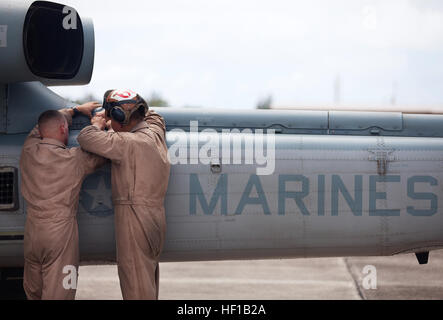 Lance Cpls. Mitchell Schäfer (links) und Keith McLaughlin, UH-1Y Huey Hubschrauber Crew Chiefs mit Marine Light Attack Helicopter Squadron 367, Schrauben auf einer Öl Kühler Fach-Jury während der Durchführung einer Vorflugkontrolle auf einem Huey im Marine Corps Air Station Kaneohe Bay auf Hawaii, bevor eine Wartung und die Bereitschaft, 13. Juni 2013 Flug. Schäfer, 23, ist von Fraser, Michigan McLaughlin, 22, ist von Houston. Das Training wurde entwickelt, um Flugzeuge Wartungsmannschaften weiterhin die höchste Bereitschaft zu fordern. Eine Reihe von 12 Hubschrauber aus HMLA-367 und Marine schwere er Stockfoto