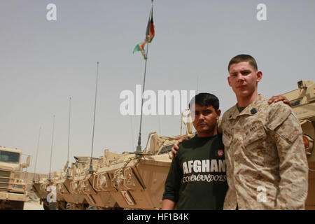 US Navy Petty Officer 3rd Class Stanley Maculewicz, ein Corpsman mit der afghanischen Nationalarmee 215. Korps Mobile Strike Force Sicherheit Kraft Unterstützung Berater Team (SFAAT) und ANA Staff Sgt. Abdul Malik Pose für ein Foto im Camp Shorabak, Provinz Helmand, Afghanistan, Juni 15. Bei den letzten Einsätzen im Sangin, wo afghanischen nationalen Sicherheitskräfte Taliban eines afghanischen volatiler Bezirke geräumt, waren Malik und Fellow ANA Medic ein gefallenen Soldaten erholt, als Malik durch feindliches Feuer getroffen wurde. Die Kugel traf ihn unter seine rechte Niere und rechts ist beendet. Maculewicz Stockfoto