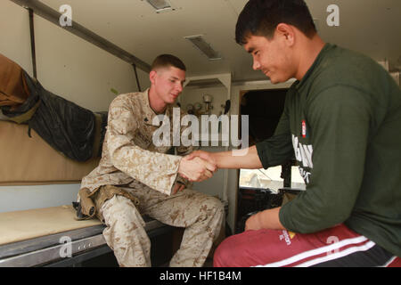 US Navy Petty Officer 3rd Class Stanley Maculewicz, ein Corpsman mit der afghanischen Nationalarmee 215. Korps Mobile Strike Force Sicherheit Kraft Unterstützung Berater Team (SFAAT) und ANA Staff Sgt. Abdul Malik schütteln einander die Hände am Camp Shorabak, Provinz Helmand, Afghanistan, Juni 15. Maculewicz zur Verfügung gestellt lebensrettende Maßnahmen Malik, MSF Medic während einer letzten Vorgang im Sangin, wo afghanischen nationalen Sicherheitskräfte Taliban eines afghanischen volatiler Bezirke gelöscht. Malik und ein anderer ANA Medic waren auf dem Weg zur Abholung eines gefallenen Soldaten, als Malik von einem Feind verwundet wurde Stockfoto