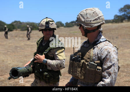 US-Marines Corps CPL. Barrett Helzer von Alpha Company, 1. Bataillon, 1. Marineregiment, 1. Marineabteilung und einem kanadischen Soldaten vom Alpha Company, 2. Bataillon, Royal 22. Regiment, 5 kanadische mechanisierte Brigade Group, Kraft Quebec Landfläche kommunizieren beim Proben Feuer und Bohrer bei Dawn Blitz 2013 im Bereich 408 in Camp Pendleton, Kalifornien, 15. Juni 2013 zu manövrieren. Dawn Blitz 2013, eine multinationale amphibische Übung fördert die Interoperabilität zwischen der Marine und Marinekorps und Koalitionspartner, Juni 11-28. Teilnehmenden Ländern gehören, Kanada, Japan, Neuseeland und m Stockfoto