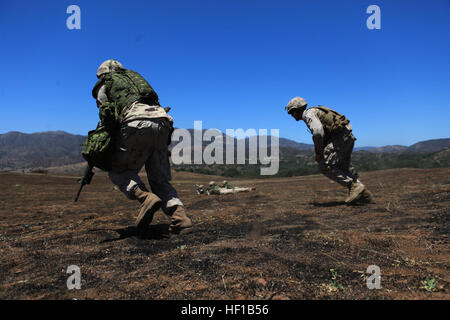 U.S. Marine Corps CPL. Tyler Heisley, direkt von Alpha Company, 1. Bataillon, 1. Marineregiment; 1. Marineabteilung und einem kanadischen Soldaten vom Alpha Company, 2. Bataillon, Royal 22. Regiment, 5 kanadische mechanisierte Brigade Group, Kraft Quebec Landfläche sprint während der Durchführung von Feuer und Bohrer bei Dawn Blitz 2013 im Bereich 408 in Camp Pendleton, Kalifornien, 15. Juni 2013 zu manövrieren. Dawn Blitz 2013, eine multinationale amphibische Übung fördert die Interoperabilität zwischen der Marine und Marinekorps und Koalitionspartner, Juni 11-28. Teilnehmerländer sind Kanada, Japan, Neuseeland und Stockfoto