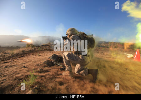 US-Marines Corps CPL. Barrett Helzer, front, mit Alpha Company, 1. Bataillon, 1. Marineregiment, 1. Marineabteilung kniet neben kanadische Soldaten Pvt. Alexandre Douville von Alpha Company, 2. Bataillon, Royal 22. Regiment, 5 kanadische mechanisierte Brigade Group, Quebec Landfläche Kraft wie er eine 84 mm High Explosive Anti-Tank Runde aus einem Carl Gustav tragbare wiederverwendbare multi-Role rückstoßfreie Gewehr feuert während der Durchführung von scharfer Munition und Manöver-Übungen während der Übung Dawn Blitz 2013 , 15. Juni 2013, im Marine Corps Base Camp Pendleton, Kalifornien Dawn Blitz ist eine multilaterale amphibische Exerc Stockfoto