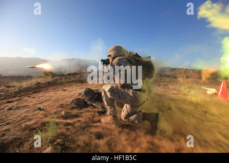 US Marine Corps CPL. Barrett Helzer aus Alpha Company, 1. Bataillon, 1. Marineregiment, 1. Marineabteilung kniet neben kanadische Soldaten Pvt. Alexandre Douville von Alpha Company, 2. Bataillon, Royal 22. Regiment, 5 kanadische mechanisierte Brigade Group, Quebec Landfläche Kraft wie er eine 84 mm High Explosive Anti-Tank Runde aus einem Carl Gustav Recoiless Gewehr feuert während der Durchführung live feuern und manövrieren Bohrer Dawn Blitz 2013 auf Camp Pendleton , Calif., 15. Juni 2013. Dawn Blitz 2013, eine multinationale amphibische Übung fördert die Interoperabilität zwischen der Marine und des Marine Corps eine Stockfoto