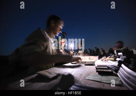 Kanadischer Soldat CPL. Marc-Andre Chasse vom Alpha Company, 2. Bataillon, Royal 22. Regiment, 5 kanadische mechanisierte Brigade Group, Kraft Quebec Fläche verteilt Munition mit US-Marines von Alpha Company, 1. Bataillon, 1. Marineregiment, 1. Marineabteilung während der Vorbereitung für eine Nacht Feuer Ereignis während Dawn Blitz 2013 im Bereich 408 in Camp Pendleton, Kalifornien, 15. Juni 2013. Dawn Blitz 2013, eine multinationale amphibische Übung fördert die Interoperabilität zwischen der Marine und Marinekorps und Koalitionspartner, Juni 11-28. Teilnehmerländer sind Kanada, Japan, Neuseeland ein Stockfoto