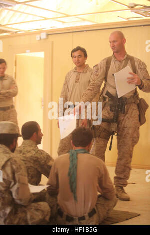 Garmser District, Afghanistan - Gunnery Sgt. Richard Fitzgerald, die Senior Berater mit afghanischen nationalen zivilen Auftrag Polizei Berater Team 2 eingetragen und ein Eingeborener von Mt. Pleasant, Michigan, ohnmächtig Studienführer ANCOP Ausbilder an der Station hier, 17. Juni 2013. Fitzgerald gab den Studienführer vor der Klasse damit afghanische Polizei während der Zeit der Anweisung folgen könnte. "Wir versuchen, den Ausbildungszyklus implementieren phase, so dass sie, wie wichtig die Ausbildung verstehen vor der Bereitstellung in den nächsten Bereich," sagt Fitzgerald. Marine Berater müssen einem Over-the-Shoulder-Ansatz zum tr Stockfoto