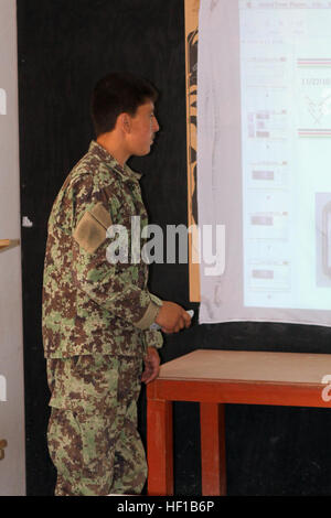 Ein Afghan National Army Soldat unterrichtet eine Klasse auf Radios während des Trainings hier, 17. Juni 2013. Nach dem Kurs war jeder Soldat die Gelegenheit, mit den Radios als Bestandteil der Ausbildung arbeiten.  "Wir erreichen unser Ziel durch Klassen auf Radio-Betrieb und Theorie, persönliche EDV-Kenntnisse, Computer-Netzwerk-Management und Sicherheit, Elektronik Wartung und Kommunikationsplanung," sagte Captain Rory Hermann, der Signale Kandak Beraterteam Offizier-in-Charge. Kommunikation Marines empfehlen afghanischen Soldaten 130617-M-IV927-002 Stockfoto